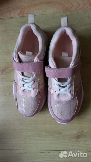 Продам кроссовки девичьи