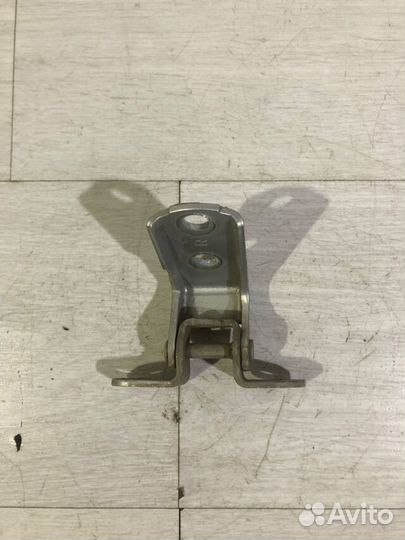 Петля двери зад право toyota corolla E150 1.6 мт с