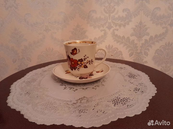 Бокал с блюдцем