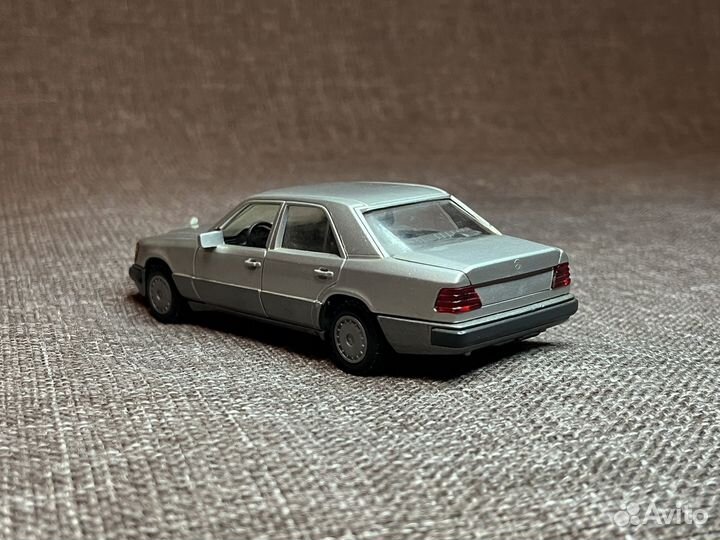 Mercedes-Benz W124 1:35 Cursor