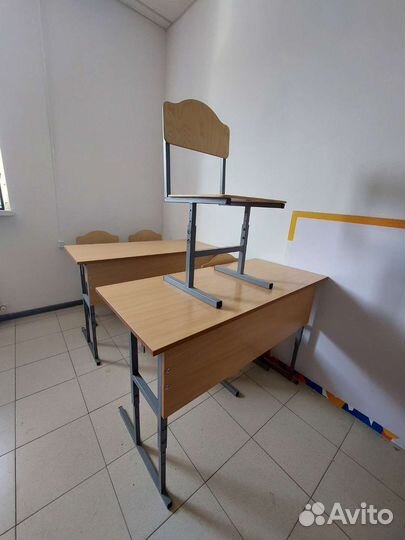 Школьная парта со стульями