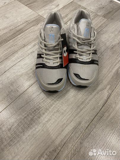 Кроссовки женские