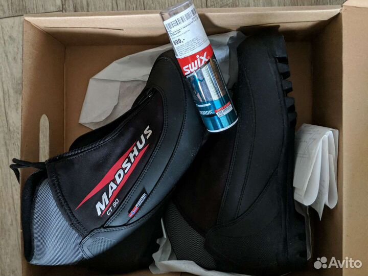 Новые лыжи в комплекте с ботинками 41 размер