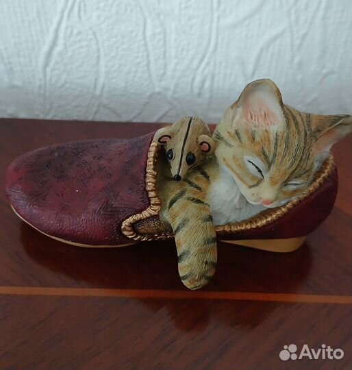 Статуэтка спящий котёнок