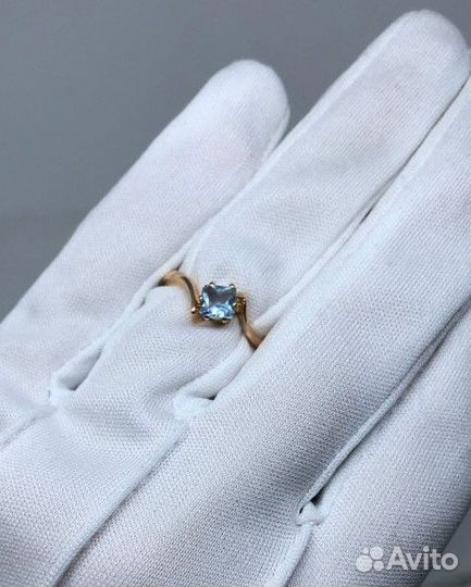 Кольцо с фианитом