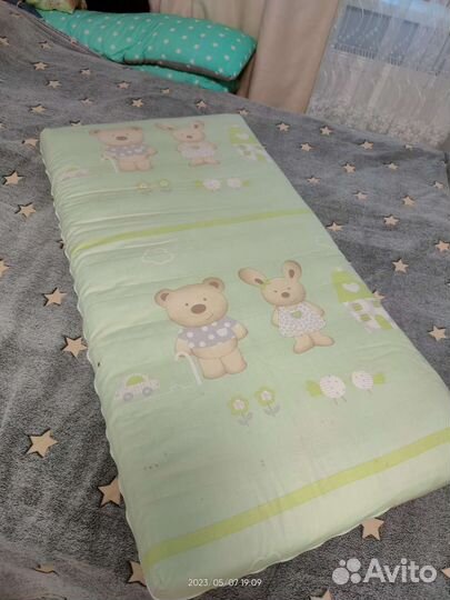 Детская кровать с матрасом и комлектом