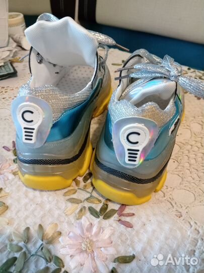 Кроссовки женские