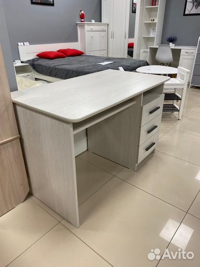 Письменный стол