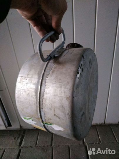 Канистра около 7 литров, есть другие.10, 20, 40 л