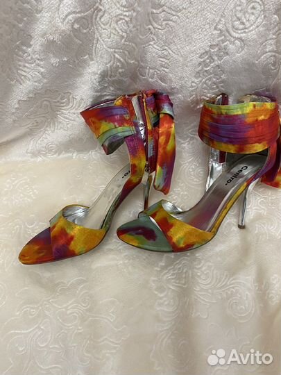 Яркие босоножки 36 размер