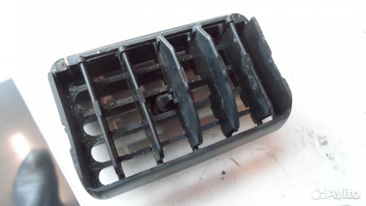 Решетка вентиляционная центральная, правая Toyota