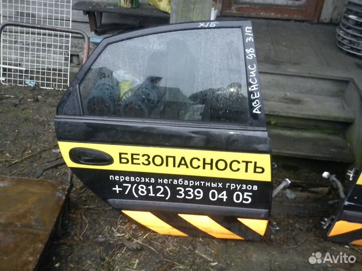 Задняя дверь на Тойота Авенсис 2002 года