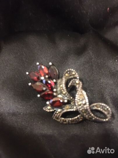 Брошь,серебро,гранат чешский «голубиная кровь»