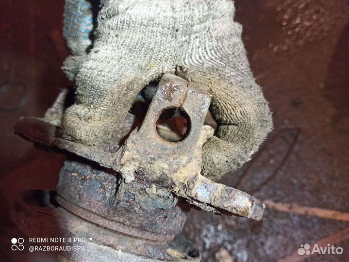 Передний левый поворотный кулак Audi 100C3