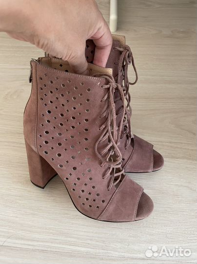 Босоножки новые