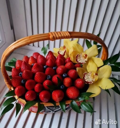 Съедобные букеты из клубники