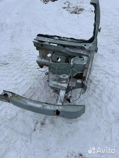 Передняя левая четверть Renault Logan 1