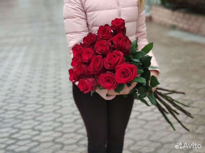 Шикарный букет из 25 красных роз с доставкой