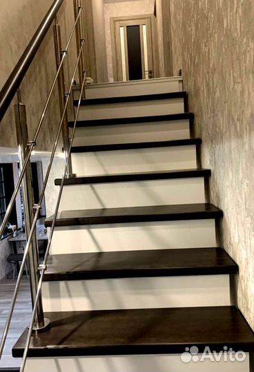 Облицовка лестничного металлокаркаса деревом