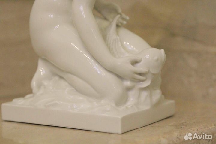 Антикварная фарфоровая статуэтка 