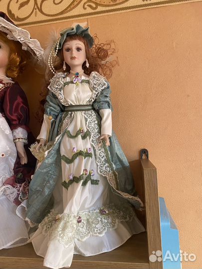 Кукла фарфоровая