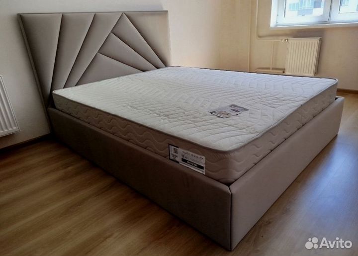 Белая кровать