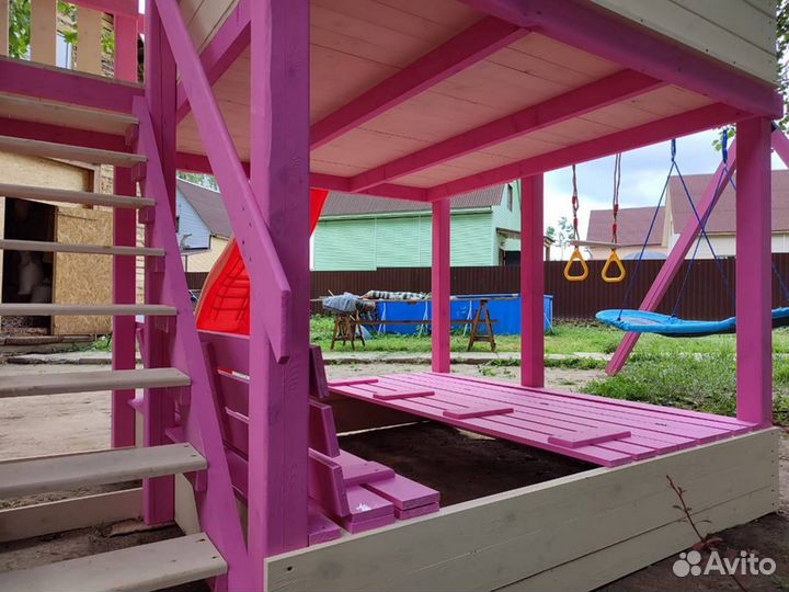 Детские деревянный домик на сваях