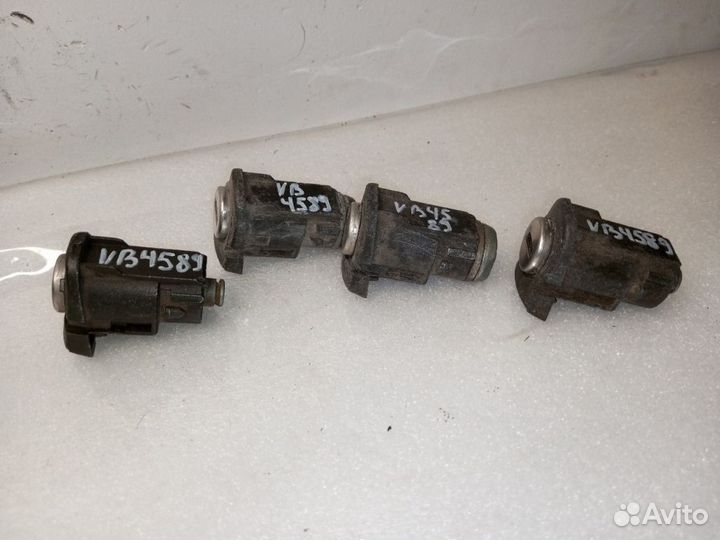 Личинка двери volkswagen golf 4 правая