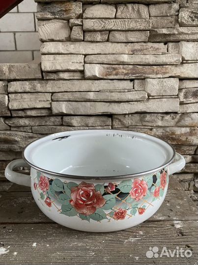 Эмалированное ведро с крышкой