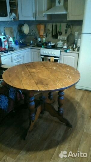 Старинный круглый стол