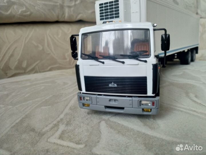 Модель тягач с рефрижератором