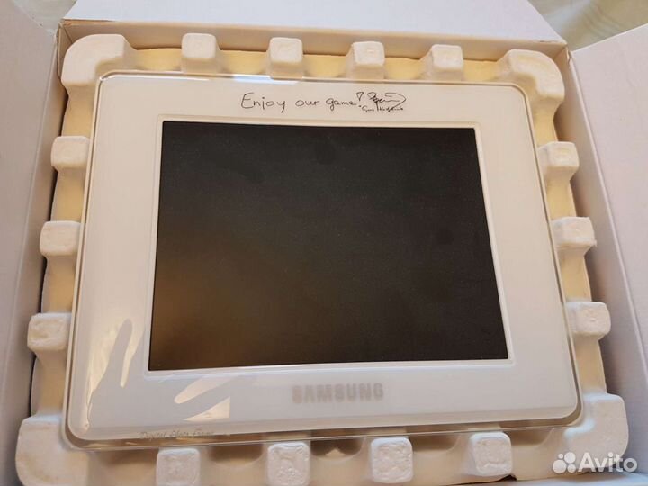 Цифровая фоторамка Samsung с автографом Гуса Хидди