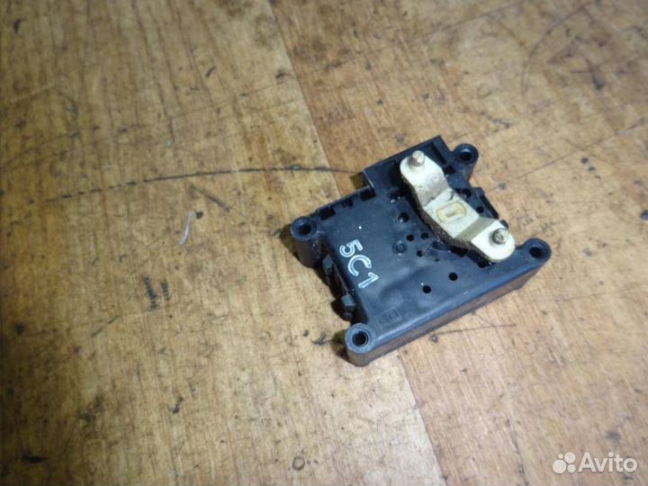 Моторчик заслонки отопителя Nissan Maxima (A32) 1