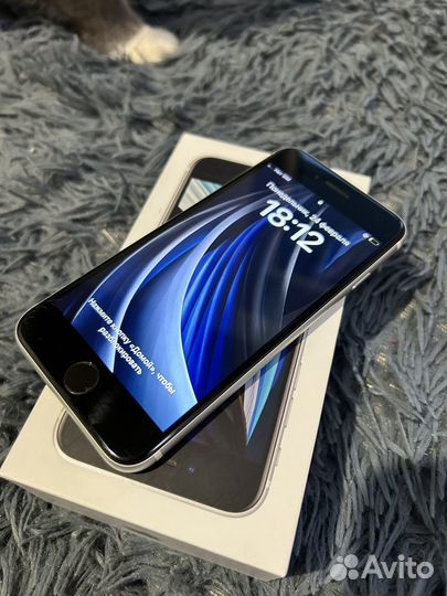 iPhone SE, 64 ГБ