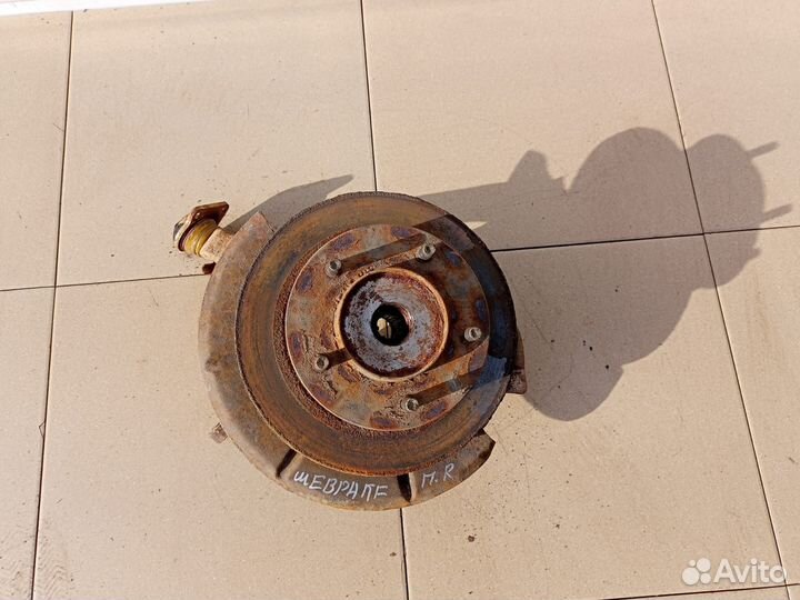 Поворотный кулак передний правый Шевроле Нива