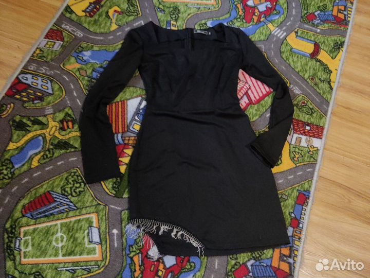 Платье с бусинами на ляшке