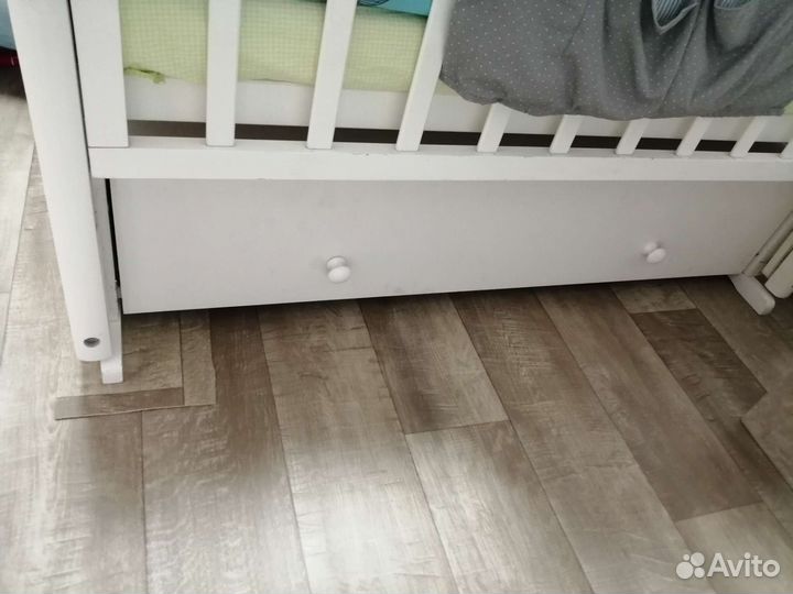 Детская кроватка с маятником