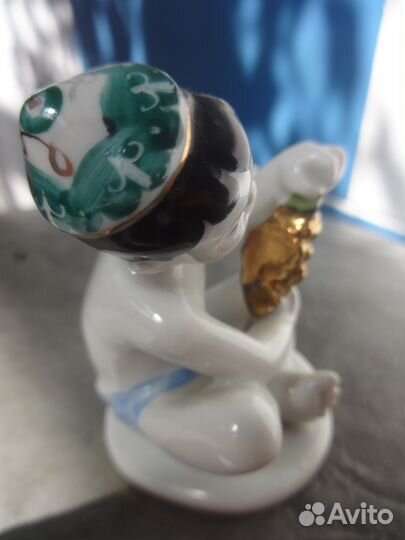 Мальчик с виноградом