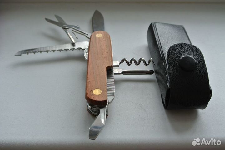 Складной нож с деревянной отделкой в чехле