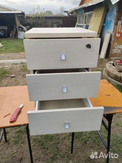 Тумбочка подкатная с замком
