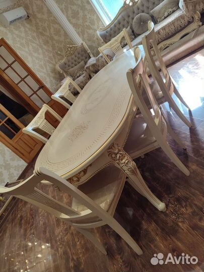 Стол и стулья