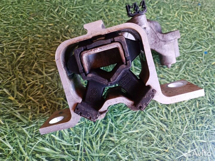 Подушка двигателя правая Рено сандеро 2016 г