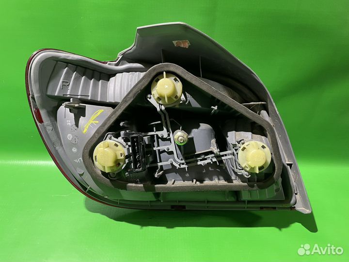 Фонарь правый Toyota Yaris 1999-2002