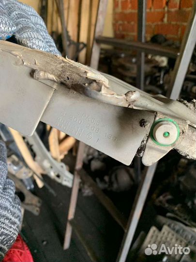 Кронштейн крепления крыла рено меган 2+