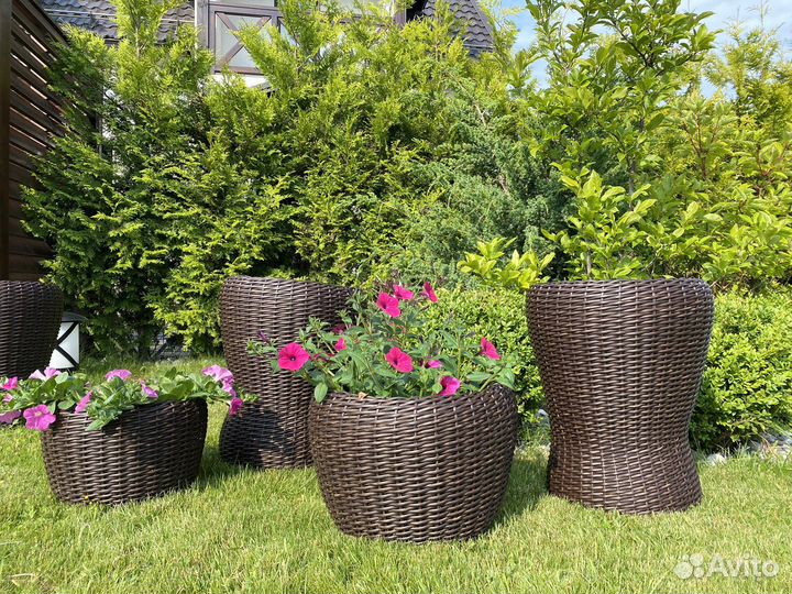 Кашпо из искусственного ротанга
