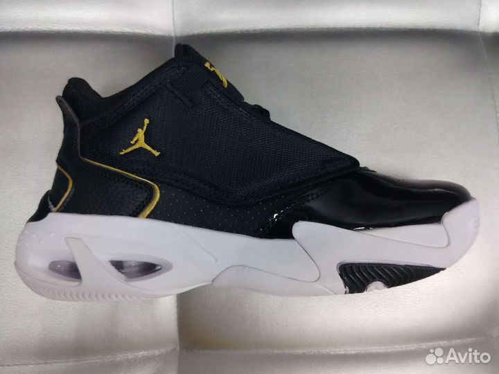 Nike air Jordan max aura 4