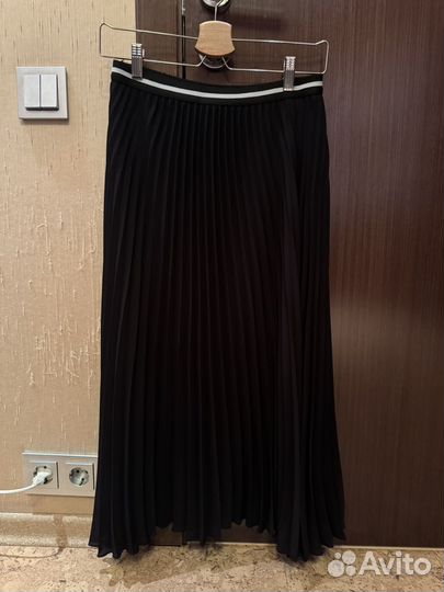 Юбка плиссерованная черная Stradivarius S