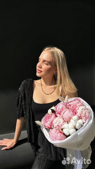 Пышный букет из пионов