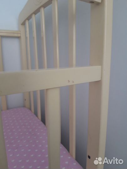 Детская кроватка с маятником