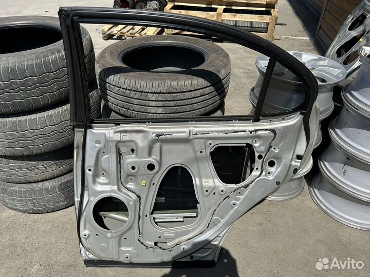 Дверь задняя правая Toyota Windom MCV30 цвет 1C0